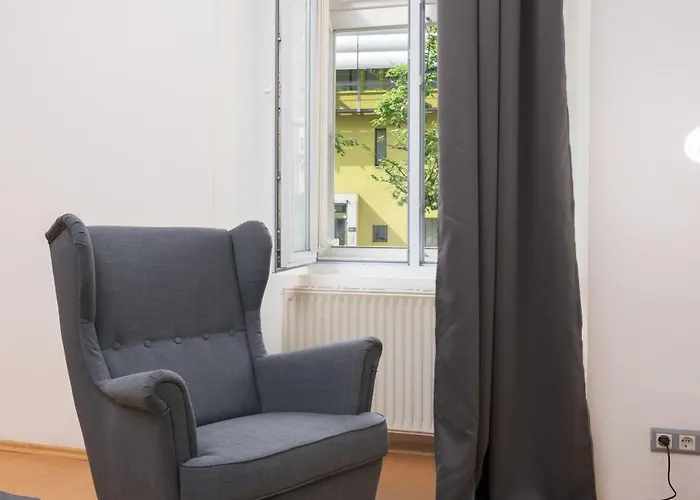 Spacious Austrian Style Close To Center Landstrasse