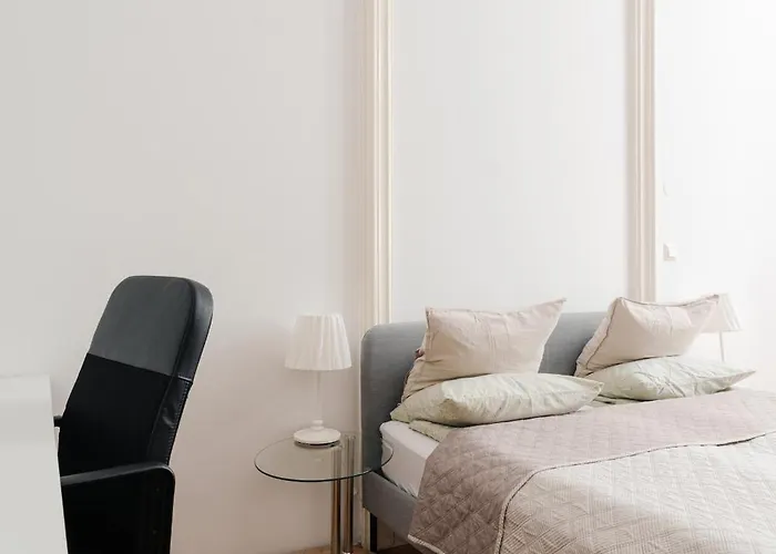 Spacious Austrian Style Close To Center Landstrasse